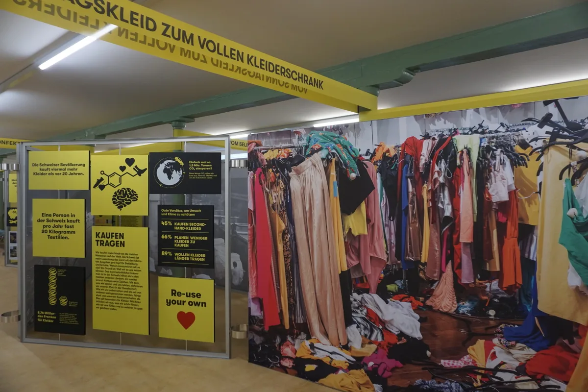 Eine Wand voller Kleider
